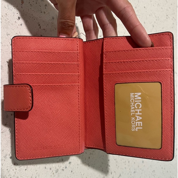 NWT Michael Kors Leather Wallet - Picture 2 of 5